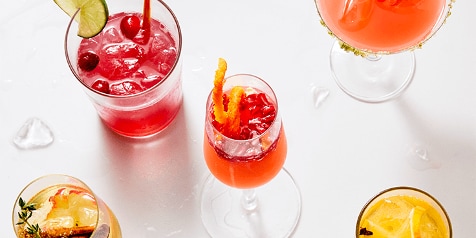 Vruchtencocktails met diverse kleurrijke ingrediënten en garneringen.