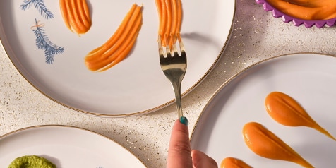 Puree van zoete aardappelen op borden, gereed om geserveerd te worden.