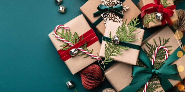 Na uren struinen in die ene kledingwinkel of speciaalzaak heb je eindelijk het perfecte kerstcadeau voor jouw opa, nichtje of collega gescoord. Nu nog je cadeau mooi inpakken! Wij geven vijf inpaktips waarmee kerstcadeaus geven dit jaar nóg leuker wordt.