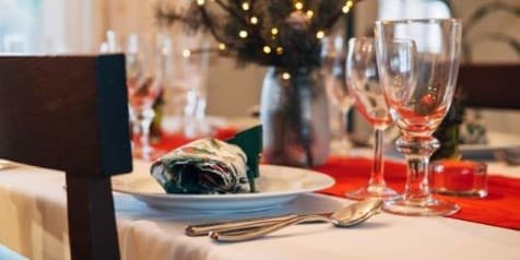 Dit jaar halen we alles uit de kast om er een onvergetelijke kerst van te maken. Dat betekent heerlijke kerstgerechten, fijn gezelschap en natuurlijk sfeervolle decoratie. Met deze twee varianten voor het vouwen van kerstservetten dek jij jouw tafel straks nog feestelijker!