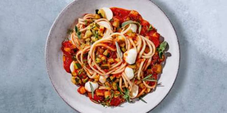 Bord met vegetarische pasta