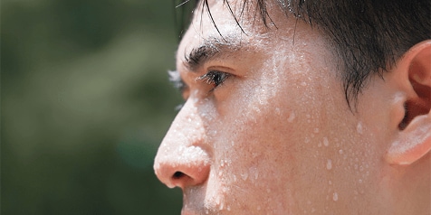 Gezicht met onscherp effect en zichtbaar rechteroor en neus in close-up.