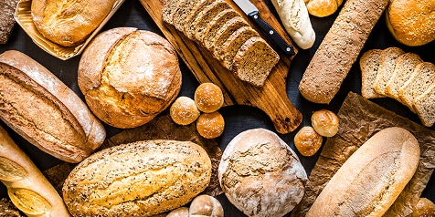 Verschillende soorten vers brood en broodjes op een tafel
