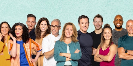 Groep mensen met onherkenbare gezichten op een blauwe achtergrond.