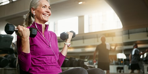 Vrouw met gewichten in sportschool
