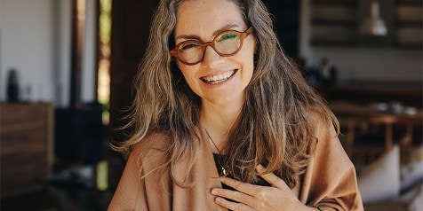 Vrouw met lang golvend haar in een gezellige binnenruimte