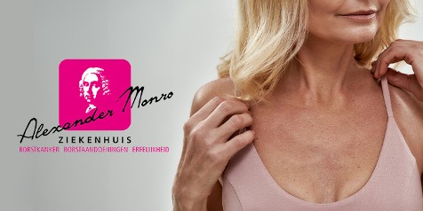 Vrouw in roze top naast het logo van Alexander Monro Ziekenhuis, gespecialiseerd in borstkanker, borstaandoeningen en erfelijkheid.