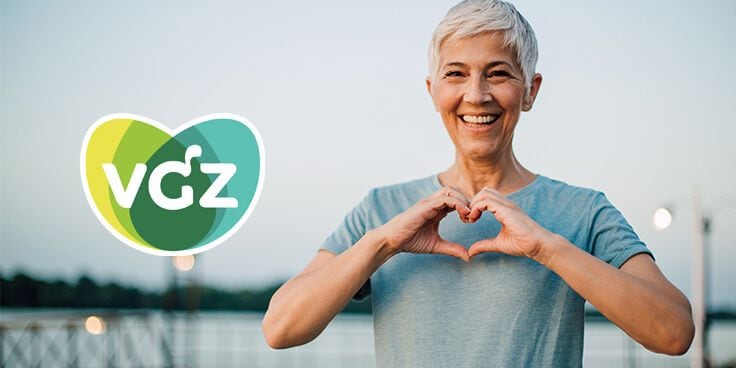 VGZ logo naast een persoon die een hartvorm maakt met zijn handen.