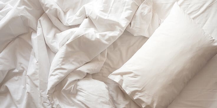 Wit beddengoed met een kussen