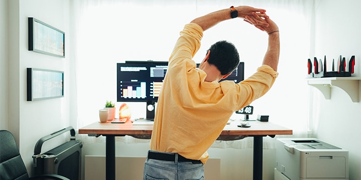 Man doet rekoefeningen voor de computer in een thuiskantoor.