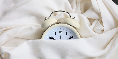 Wekker op een witte deken