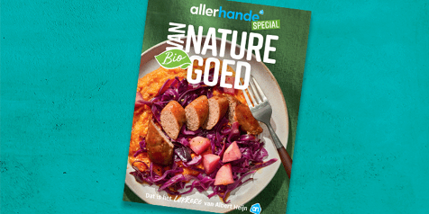 Afbeelding van de Allerhande Special van Albert Heijn met als thema "Van nature goed", waarop een biologisch gerecht met worst, rode kool en aardappelen te zien is.