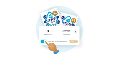 Illustratie van het AH Koopzegel spaarsysteem waarbij een hand de optie '2x Sneller sparen' inschakelt in de AH app, met volle boekjes en het aantal gespaarde koopzegels zichtbaar.
