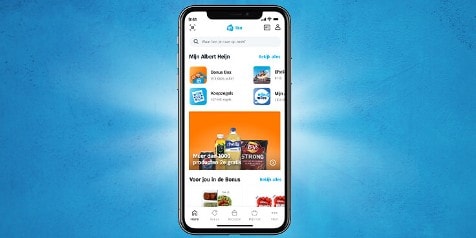 Afbeelding van de Albert Heijn app met aanbiedingen en producten op een smartphone-scherm.