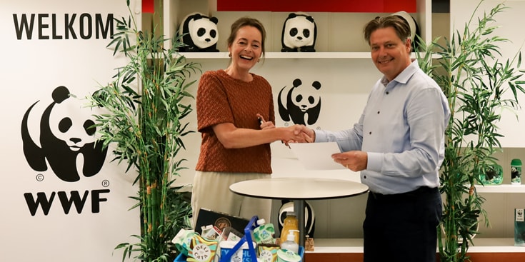 Samenwerking tussen Albert Heijn en WWF met producten die worden gepresenteerd.