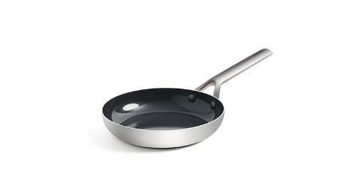 Zilverkleurige koekenpan met antiaanbaklaag en een stalen handvat