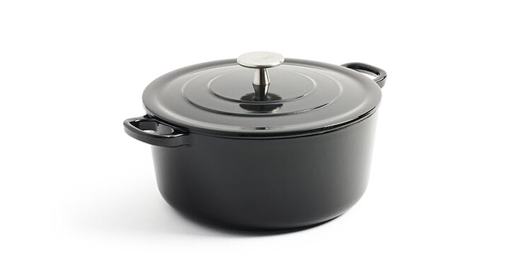 Zwarte gietijzeren kookpan met deksel