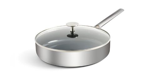 Glazen deksel op een roestvrijstalen koekenpan