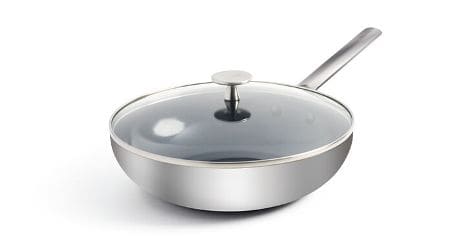 Glazen deksel pan met zilveren handvat.