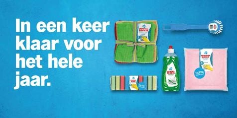 Promotie van schoonmaakproducten met de slogan "In een keer klaar voor het hele jaar", inclusief afwasmiddel en diverse schoonmaakdoeken van het Albert Heijn huismerk.