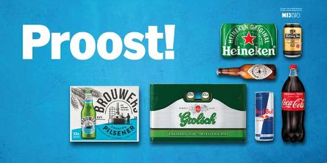 Assortiment van populaire drankmerken met de tekst "Proost!" op een blauwe achtergrond, waaronder Heineken, Grolsch, Brouwers Pilsener, Red Bull, Coca-Cola en Hertog Jan.