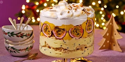 Feestelijk dessert met passievrucht en meringue in een glazen schaal, kerstmis achtergrond.