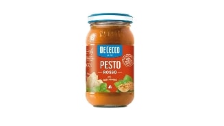 Pot De Cecco Pesto Rosso met mascarpone in glazen pot, op witte achtergrond.