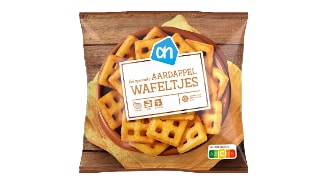 Zak Albert Heijn knapperige aardappelwafeltjes, met Nutri-Score C, afgebeeld op een houten achtergrond.