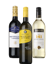 Flessen wijn van Montepulciano d'Abruzzo, Mandrione Sauvignon Blanc & Pinot Grigio, en Hardy's Riesling.