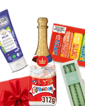 Assortiment van feestelijke geschenkartikelen, waaronder Weleda Relax douchegel, Celebrations chocolademix in champagneflesvorm, Tony's Chocolonely chocoladerepen en kaarsen.