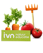 Illustratie met wortels, tomaten en een tuingereedschap, met het logo van IVN Natuureducatie.