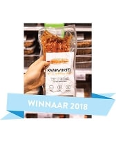 Prijswinnende Knakwortel van "De Vegetarische Slager" uit 2018 verpakking in een hand.