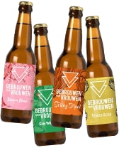 Vier flesjes bier van het merk 'Gebrouwen door Vrouwen' met verschillende etiketten: Bloesem Blond, Tricky Tripel, Gin Weizen, en Zonnig Zomer.