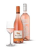 Twee flessen rosé wijn, Wild Pig Syrah Rosé en Slurp! Rosé, met een gevuld wijnglas.