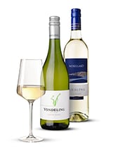 Twee flessen wijn, een van Vondeling en een van Montelena, naast een gevuld wijnglas.