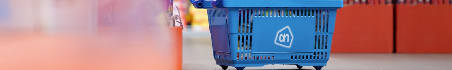 AH winkelmand met boodschappen in de supermarkt gangpad