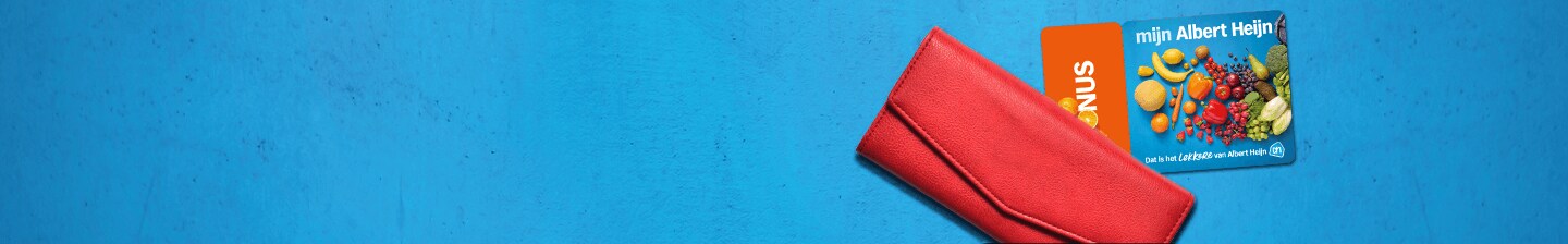 Rode portemonnee met Albert Heijn Bonuskaart en Mijn Albert Heijn kaart op een blauwe achtergrond