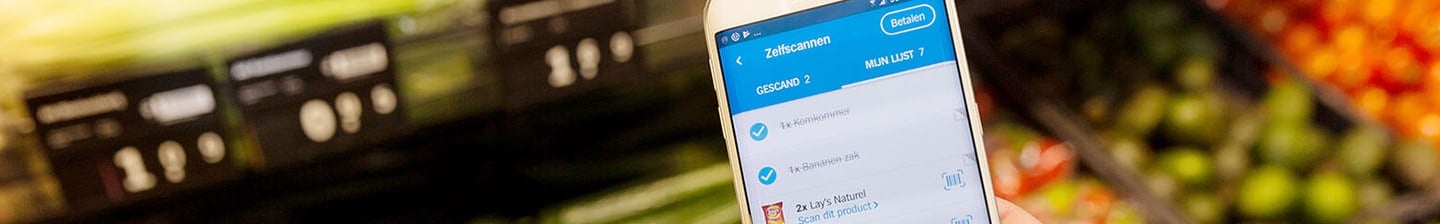 Klanten scannen producten met de zelfscan-app in de Albert Heijn supermarkt.