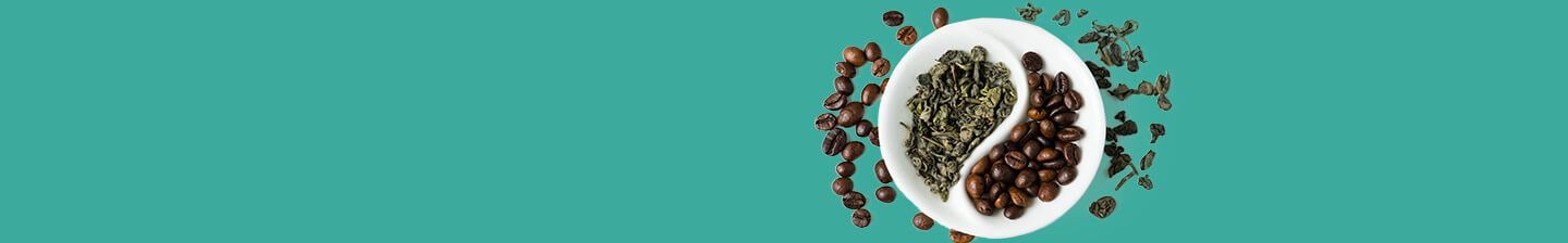 Bord met groene theebladeren en koffiebonen tegen een turquoise achtergrond