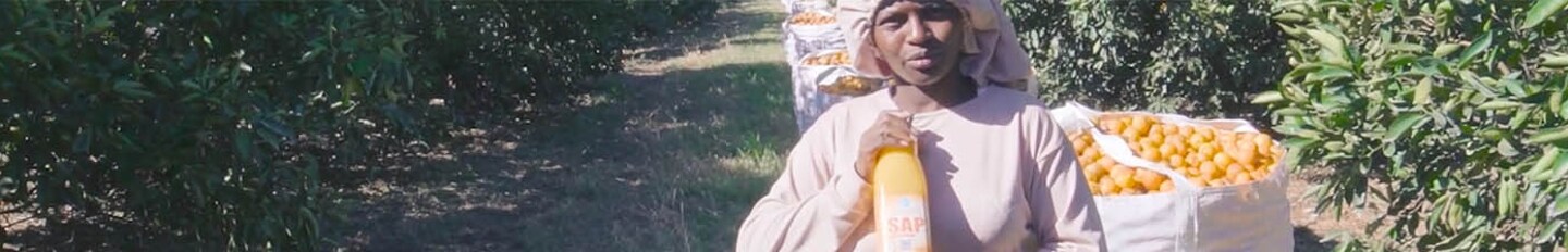 Deze video is gemaakt op plantages en sites van toeleverancier LDC Juice. Toeleverancier Citrosuco kent soortgelijke plantages en sites. Bekijk de video.