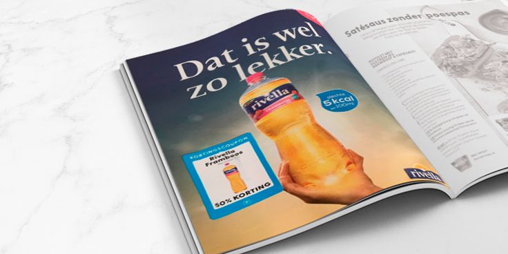 Reclame in een tijdschrift voor Rivella frisdrank met slogan "Dat is wel zo lekker" en een kortingscoupon voor 50% korting.