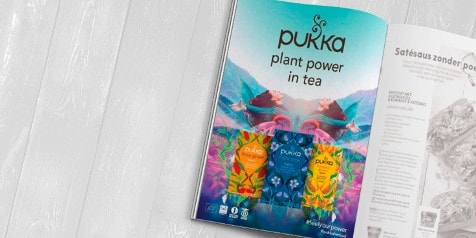 Advertentie voor Pukka thee met de tekst "Plant power in tea" en verschillende verpakkingen van Pukka thee.
