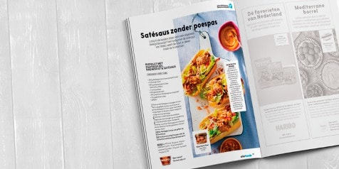 Open magazine met recept voor "Satésaus zonder poespas" met een afbeelding van wraps gevuld met groenten en satésaus. Links staat de productlijst en bereidingswijze.