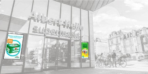 Voorkant van een Albert Heijn supermarkt met promotieposters voor sterke aanbiedingen.