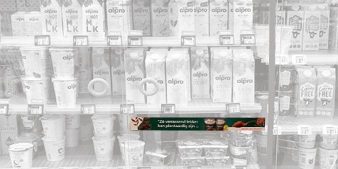 Verschillende Alpro plantaardige melkproducten in een supermarktkoeling.