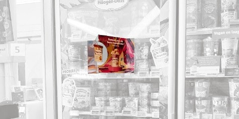 IJsvitrine met Häagen-Dazs producten en een poster over het gebruik van de beste ingrediënten.