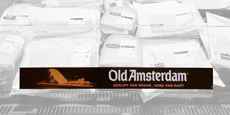 Old Amsterdam kaas in verpakking in een koeling.