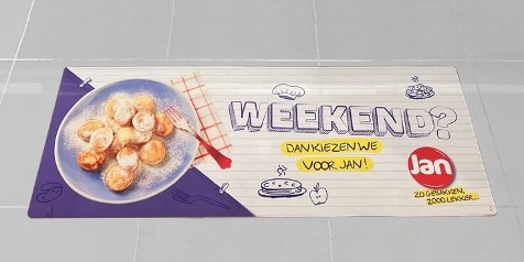 Reclamebord met poffertjes en de tekst "Weekend? Dan kiezen we voor Jan!" en het Jan merklogo.