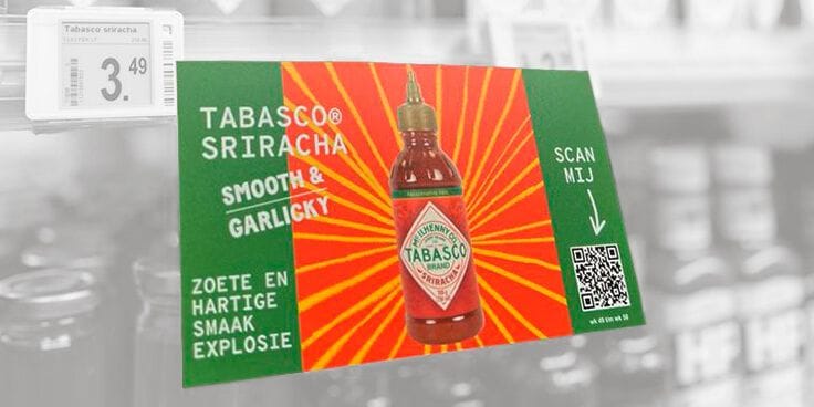Reclamebord voor Tabasco Sriracha saus, met de tekst "Smooth & Garlicky", "Zoete en hartige smaakexplosie" en een QR-code om te scannen.