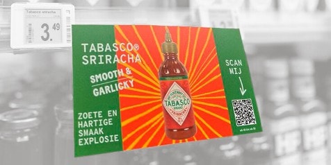 Reclamebord voor Tabasco Sriracha saus, met de tekst "Smooth & Garlicky", "Zoete en hartige smaakexplosie" en een QR-code om te scannen.